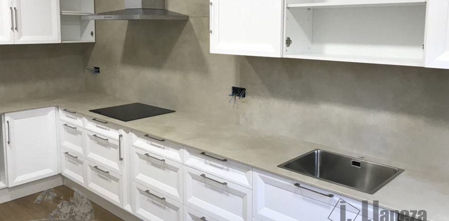 Encimera con traseras en Rak Sand Surface